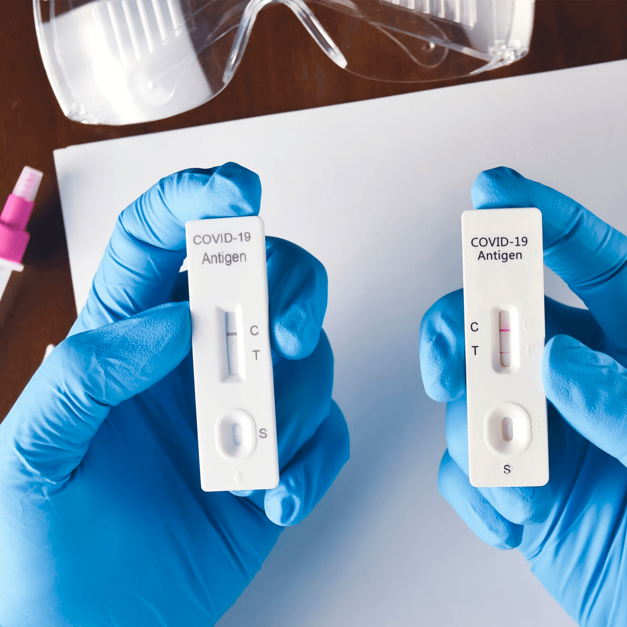 ¿Cómo difiere la presentación de síntomas de la variante Omicron de COVID-19 de otras variantes?