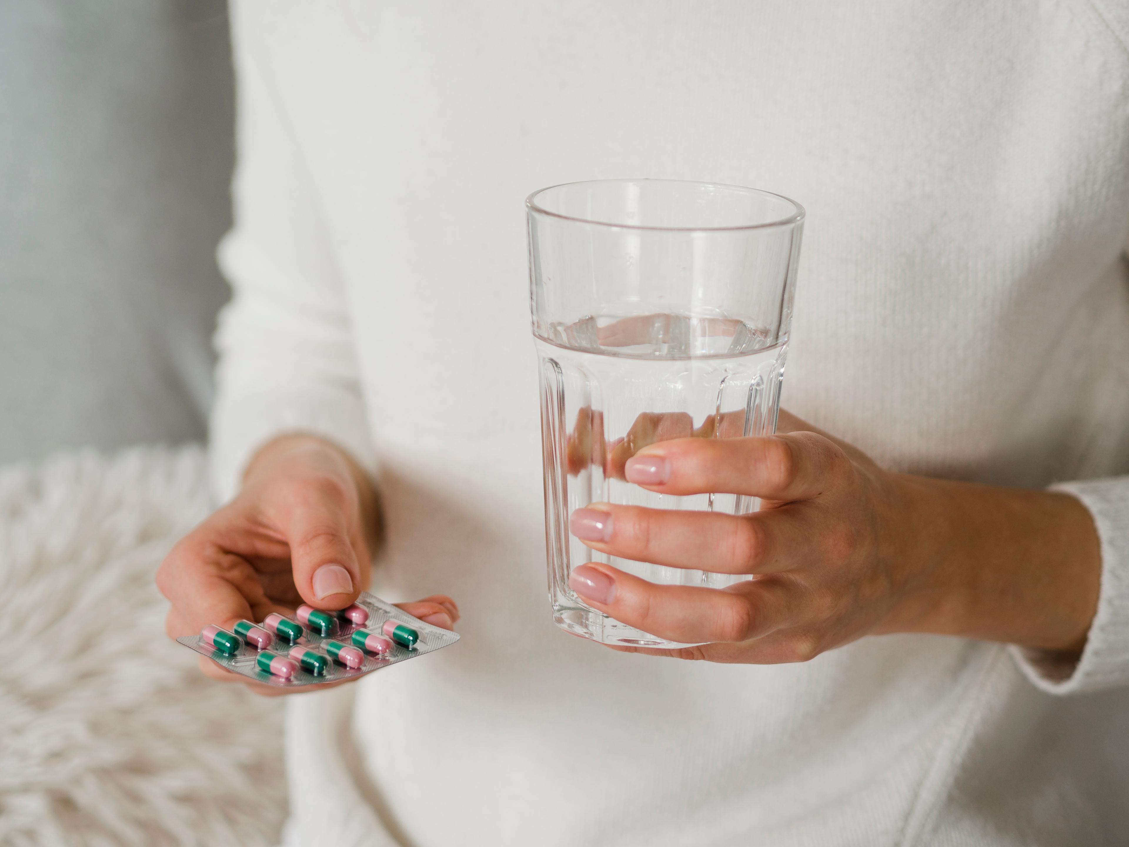 ¿Cuánto tiempo debo esperar entre tomar un medicamento y otro?